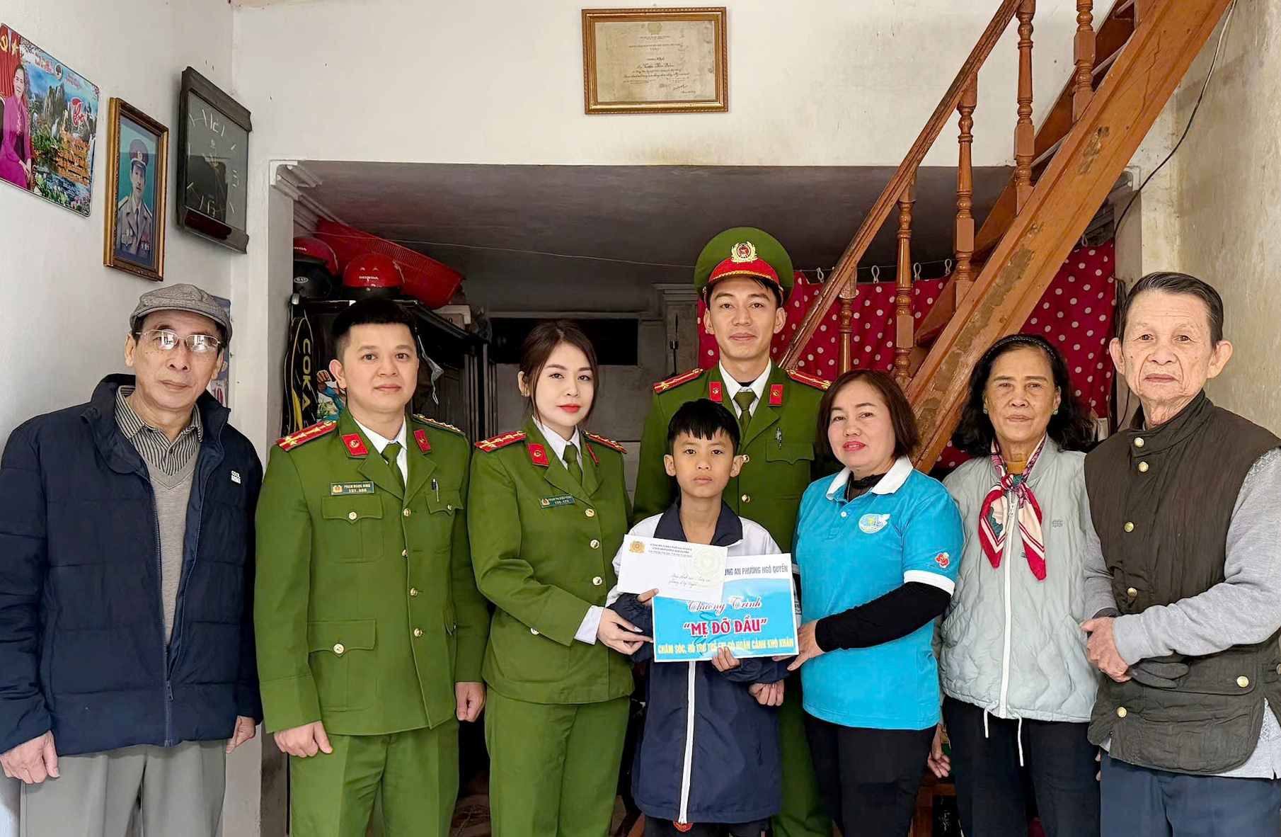 Đoàn Thanh niên Công an phường Ngô Quyền tổ chức hoạt động ý nghĩa “Nâng bước em đến trường”